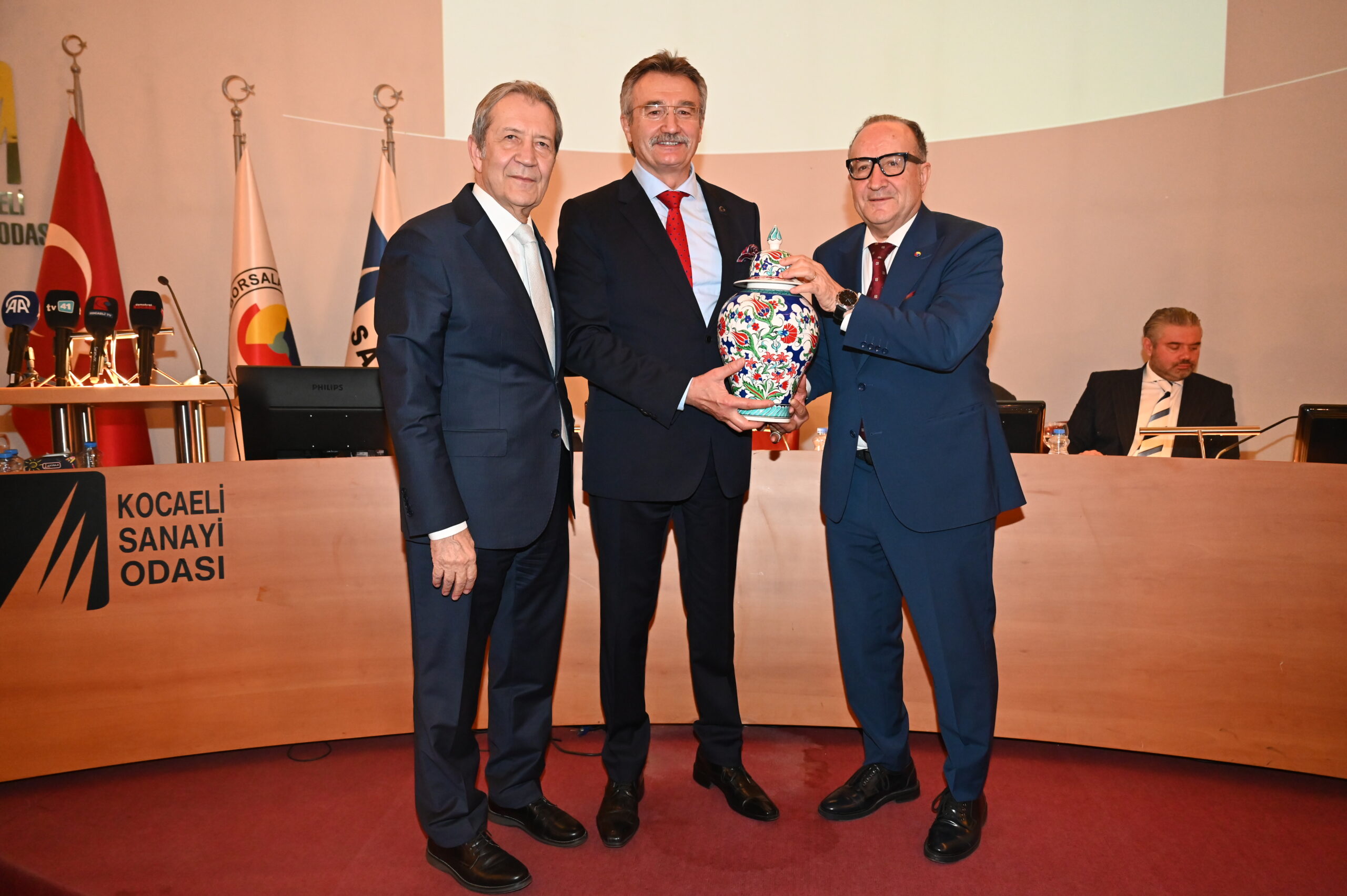 KSO Meclisine Dış Ticaret ve Gümrüklerden Sorumlu Eski Devlet Bakanı Kürşad Tüzmen konuk oldu